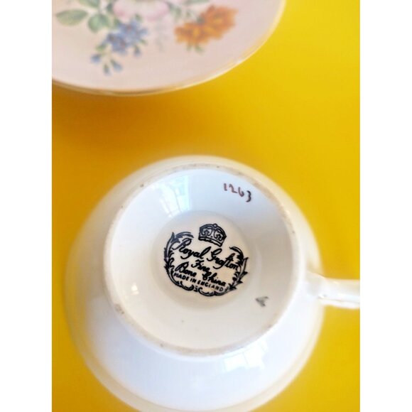 Vintage ROYAL GRAFTON Cup & Saucer Set Floral Bouquet on Pink 1950s - Picture 8 of 10